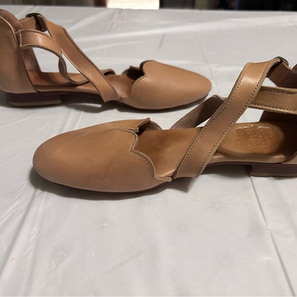Elf Women’s Scallop-Trim Ankle Strap Leather Flats in Tan size 7.5 - Picture 6 of 10